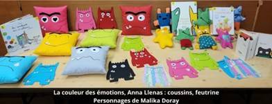 Coussins de couleurs avec figures représentants des émotions